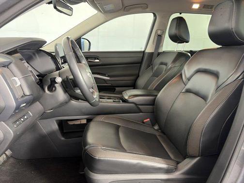 2023 Nissan Pathfinder SL 4WD