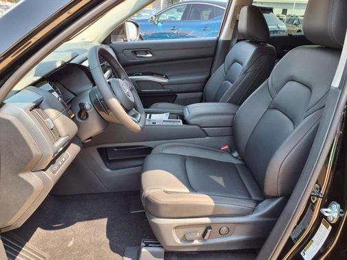 2025 Nissan Pathfinder SL FWD
