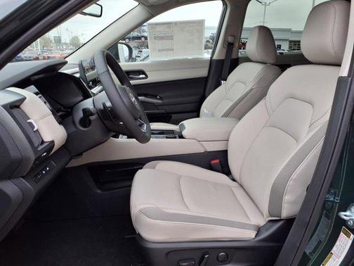 2025 Nissan Pathfinder SL 4WD