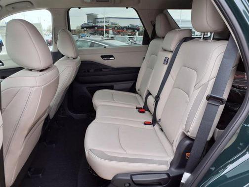 2025 Nissan Pathfinder SL 4WD