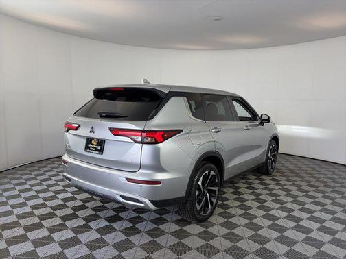 Alloy Silver Metallic 2024 Mitsubishi Outlander SE 2.5 2WD