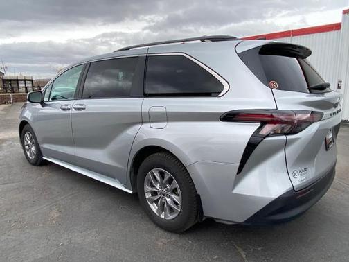 2024 Toyota Sienna LE