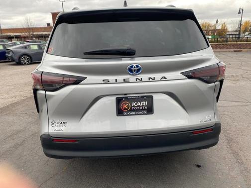 2024 Toyota Sienna LE