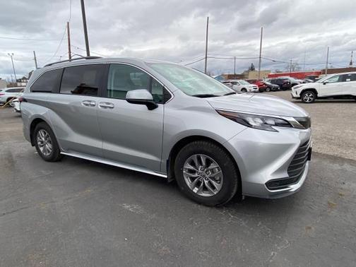 2024 Toyota Sienna LE