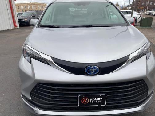 2024 Toyota Sienna LE