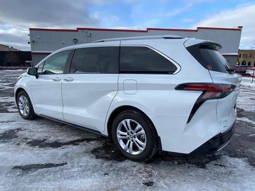 2024 Toyota Sienna Platinum