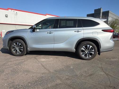 Celestial Silver Metallic 2020 Toyota Highlander Hybrid XLE