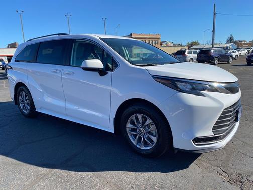 2024 Toyota Sienna LE
