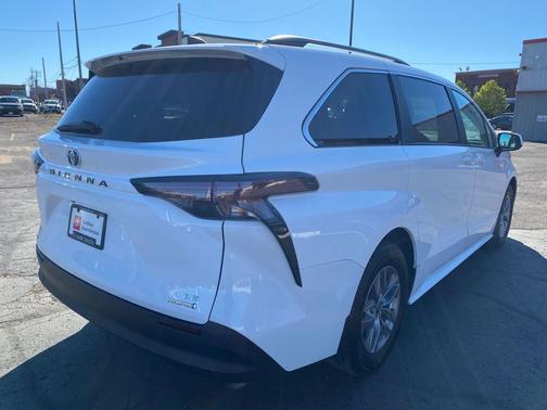 2024 Toyota Sienna LE