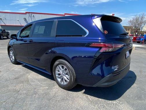 2022 Toyota Sienna LE
