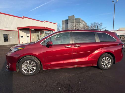 2021 Toyota Sienna XLE 7 Passenger
