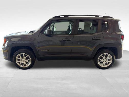 Graphite Gray 2022 Jeep Renegade Latitude