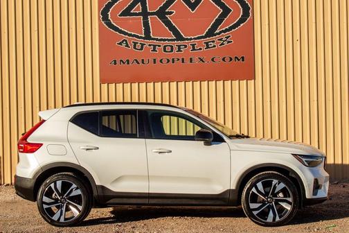 2025 Volvo XC40 B5 Plus Dark Theme