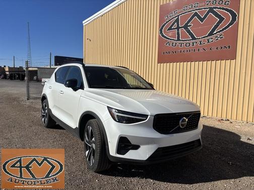 2025 Volvo XC40 B5 Plus Dark Theme