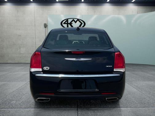 Gloss Black 2018 Chrysler 300 Touring