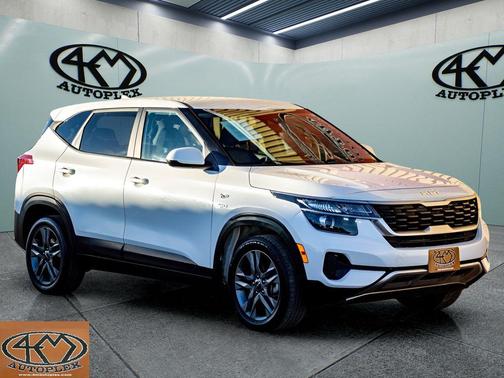 Snow White Pearl 2023 Kia Seltos LX