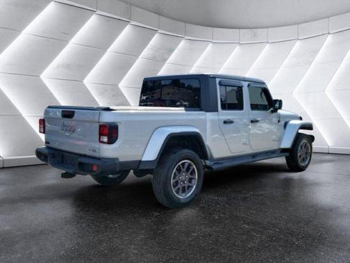 Silver Zynith Clearcoat 2022 Jeep Gladiator Overland