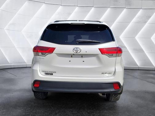 White 2019 Toyota Highlander XLE
