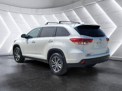 White 2019 Toyota Highlander XLE