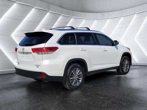 White 2019 Toyota Highlander XLE