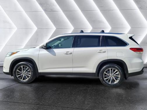 White 2019 Toyota Highlander XLE