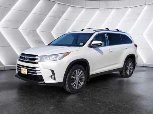White 2019 Toyota Highlander XLE