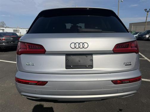 Florett Silver Metallic 2018 Audi Q5 2.0T Premium Plus