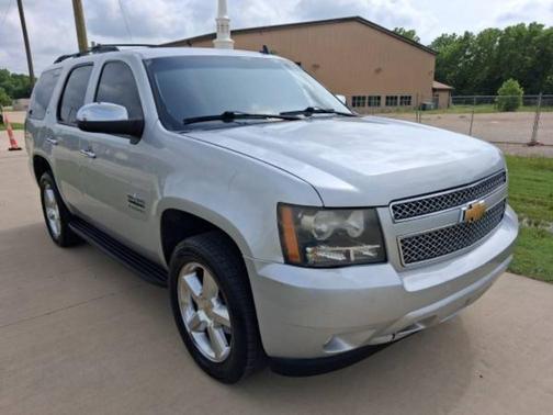 gray 2014 Chevrolet Tahoe LT