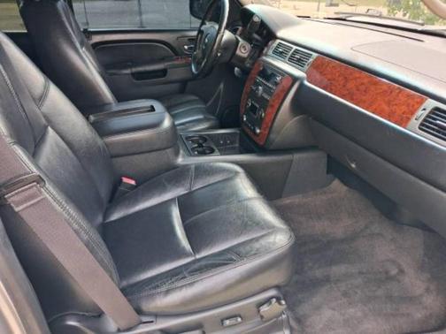 gray 2014 Chevrolet Tahoe LT