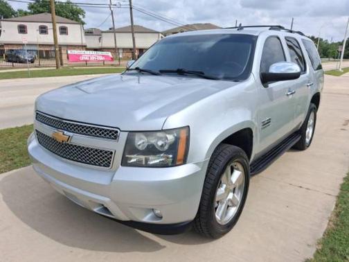 gray 2014 Chevrolet Tahoe LT