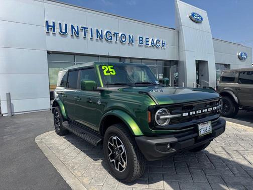 ERUPTION GREEN METALLIC 2025 Ford Bronco Outer Banks