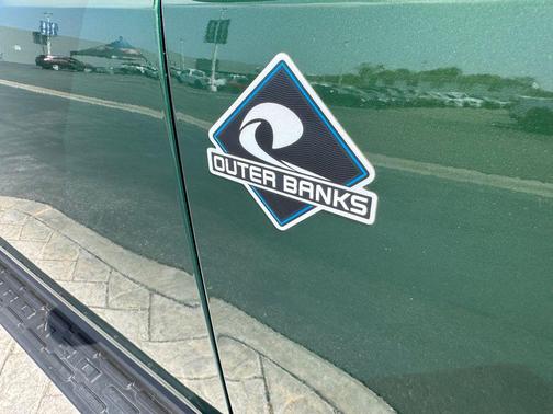 ERUPTION GREEN METALLIC 2025 Ford Bronco Outer Banks