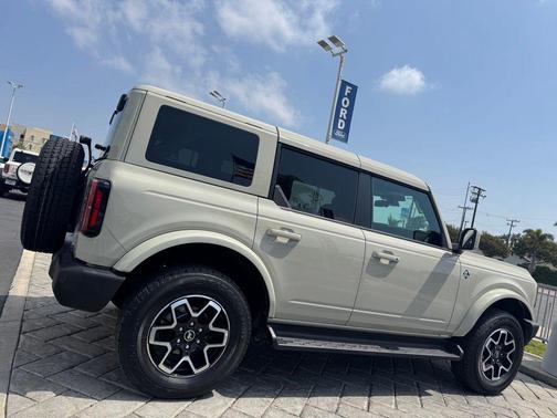 DESERT SAND 2025 Ford Bronco Outer Banks