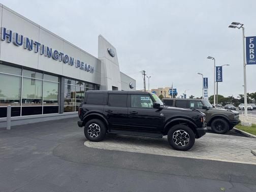 Shadow Black 2025 Ford Bronco Outer Banks