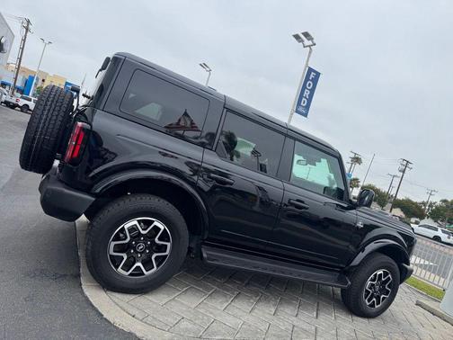 Shadow Black 2025 Ford Bronco Outer Banks