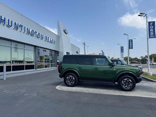 ERUPTION GREEN METALLIC 2025 Ford Bronco Outer Banks