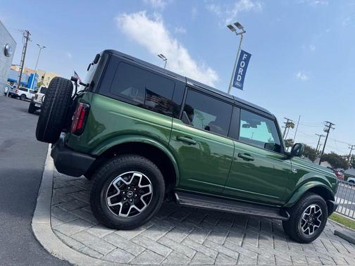 ERUPTION GREEN METALLIC 2025 Ford Bronco Outer Banks