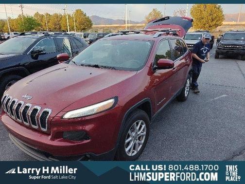 Deep Cherry Red Crystal Pearlcoat 2017 Jeep Cherokee Latitude
