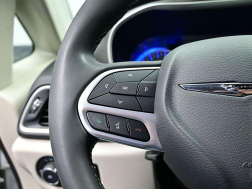 2023 Chrysler Pacifica Touring-L