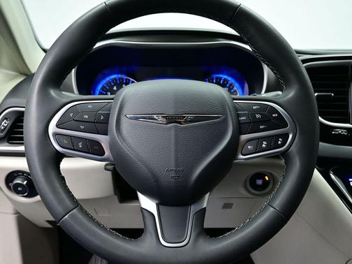 2023 Chrysler Pacifica Touring-L