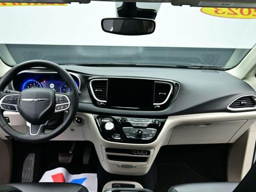 2023 Chrysler Pacifica Touring-L