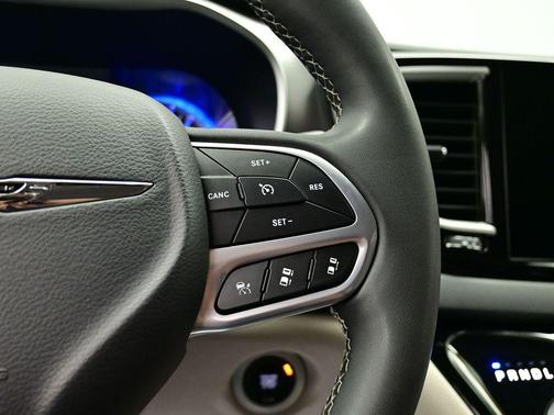 2023 Chrysler Pacifica Touring-L