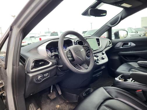 2023 Chrysler Pacifica Touring-L