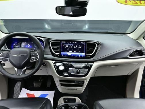 2024 Chrysler Pacifica Hybrid Select