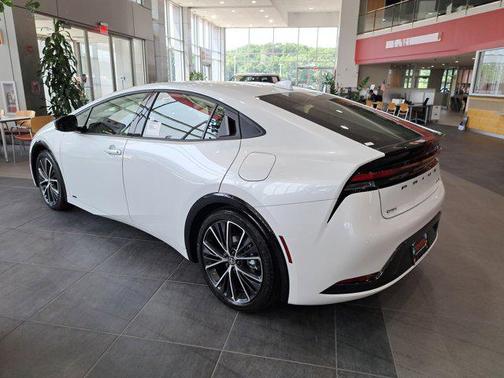 2025 Toyota Prius XLE