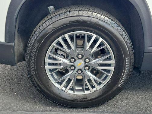 Summit White 2024 Chevrolet Traverse LT