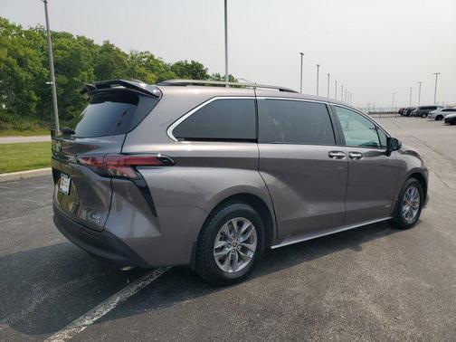 2021 Toyota Sienna XLE 8 Passenger