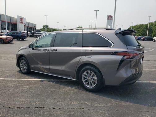 2021 Toyota Sienna XLE 8 Passenger