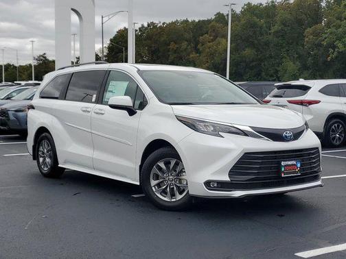 2025 Toyota Sienna XLE 7 Passenger