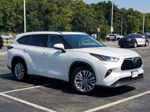 2025 Toyota Highlander Hybrid Platinum